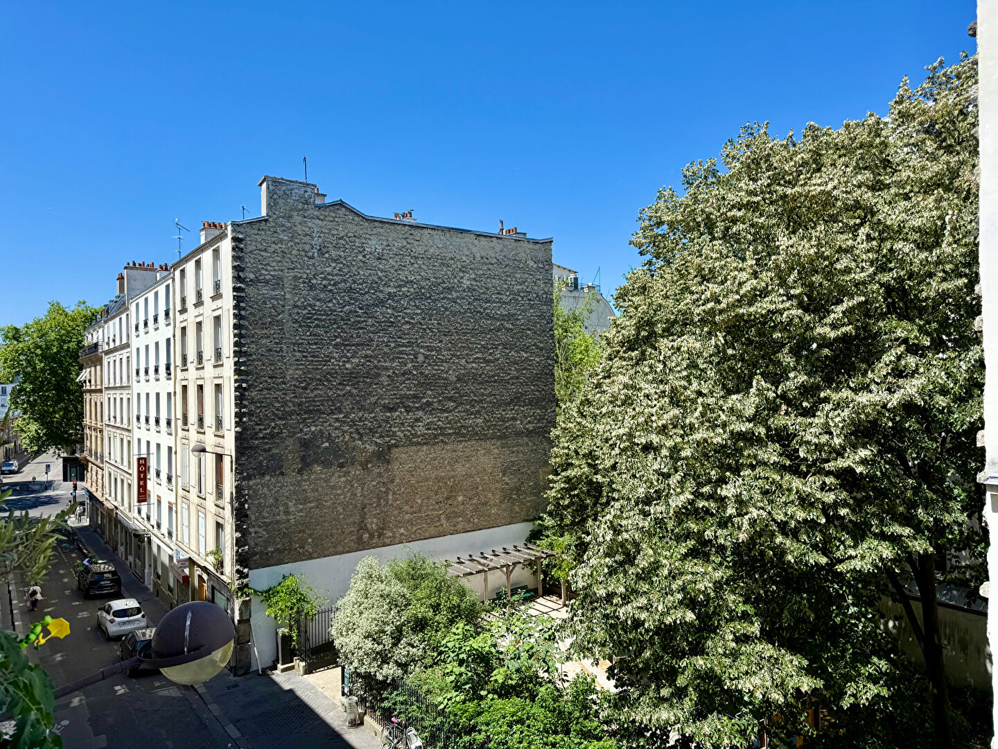 DEUX PIECES TRAVERSANT AVEC ASCENSEUR CALME ET LUMINEUX