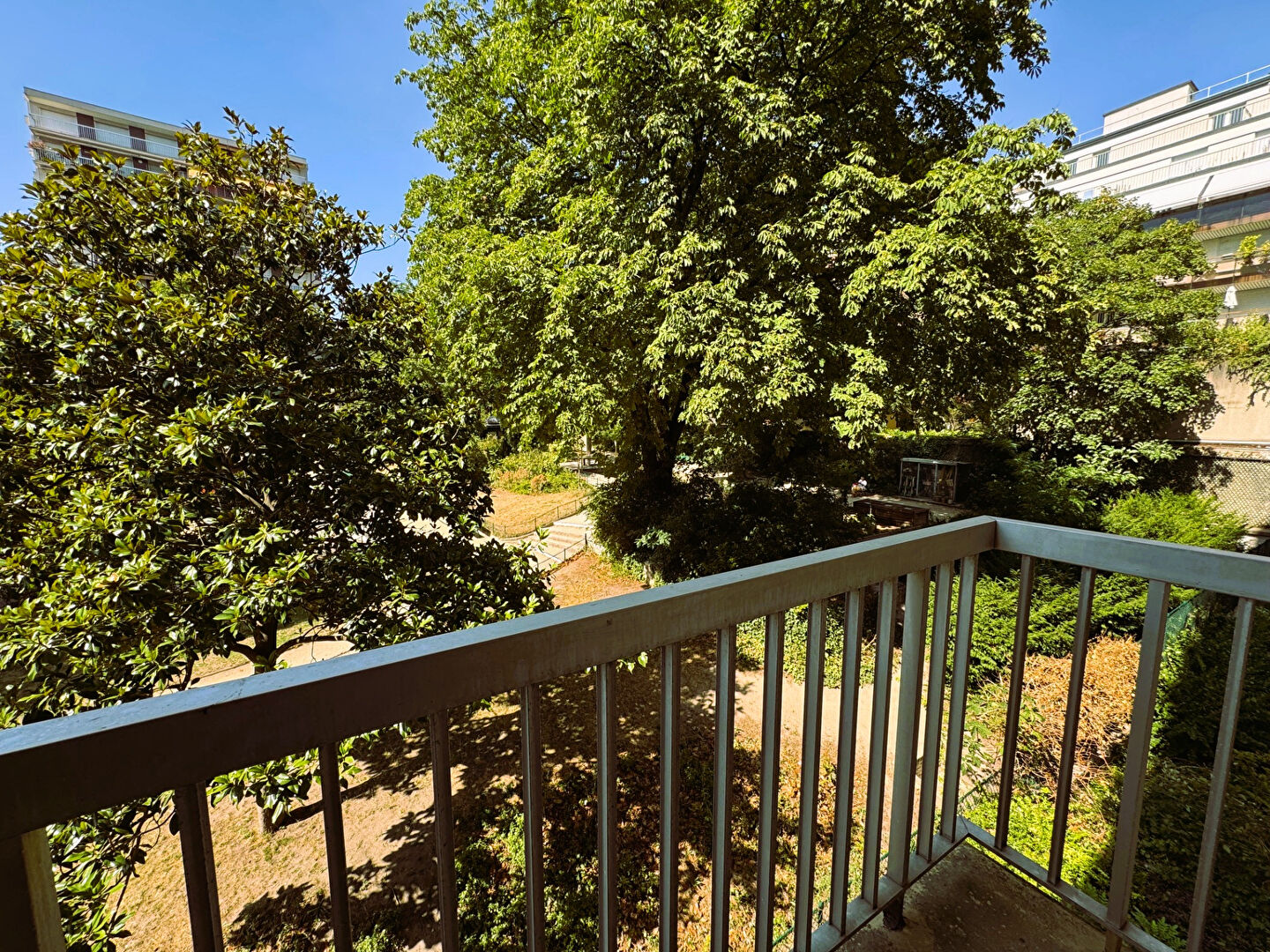 GRAND APPARTEMENT FAMILLIAL COMPLETEMENT SUR JARDIN AVEC BALCON