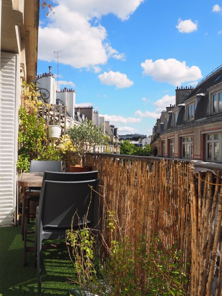 Rare : 50 mtres des quais - Immeuble Haussmannien avec ascenseur - Balcon - Etage lev
